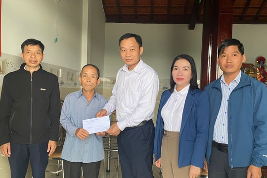 Lãnh đạo huyện Quế Sơn tặng quà gia đình chính sách, người có công