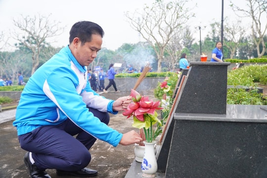 Tuổi trẻ Quảng Nam thắp nến tri ân các anh hùng liệt sĩ