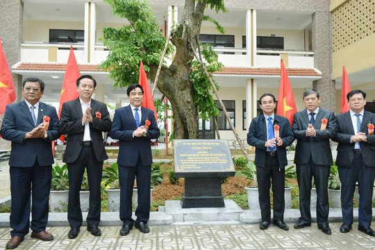Gắn biển công trình Trường THPT Quế Sơn chào mừng kỷ niệm 50 năm Ngày giải phóng Quảng Nam