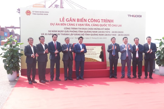 Gắn biển công nhận chào mừng cho công trình bến cảng 5 vạn tấn