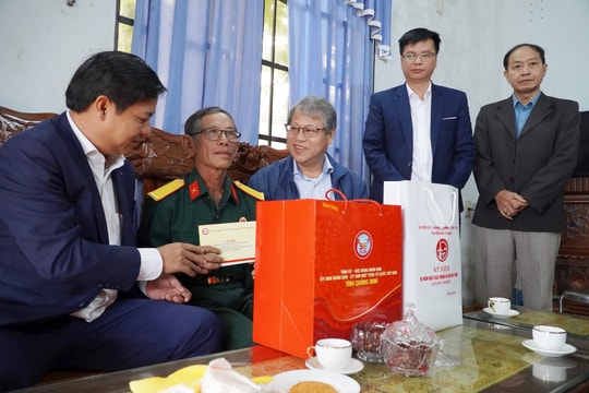 Bí thư Tỉnh ủy Lương Nguyễn Minh Triết thăm, tặng quà đối tượng chính sách tiêu biểu tại Tam Kỳ, Núi Thành