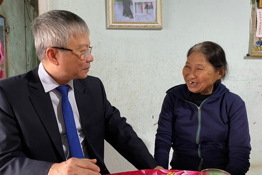 Phó Bí thư Thường trực Tỉnh ủy Nguyễn Đức Dũng thăm gia đình chính sách tại Quế Sơn