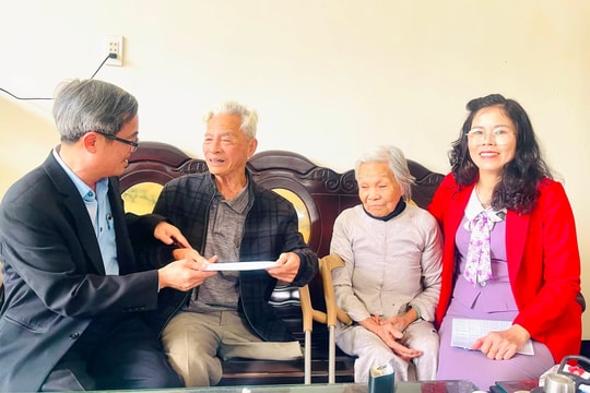 Lãnh đạo huyện Duy Xuyên tặng quà gia đình chính sách