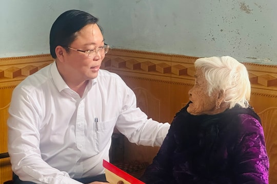 Lãnh đạo tỉnh thăm, tặng quà người có công tại huyện Bắc Trà My