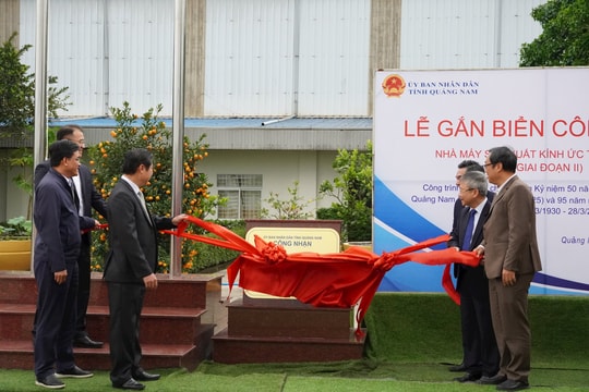 Gắn biển công trình Nhà máy kính Ức Thịnh chào mừng 50 năm giải phóng Quảng Nam