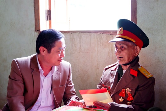 Lãnh đạo tỉnh thăm, tặng gia đình chính sách ở Nam Giang