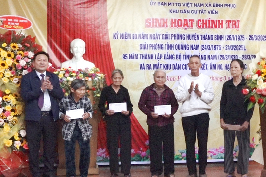 Lãnh đạo tỉnh Quảng Nam dự sinh hoạt chính trị tại khu dân cư Tất Viên (xã Bình Phục)