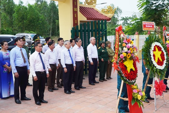 Phó Bí thư Thường trực Tỉnh ủy Nguyễn Đức Dũng dâng hương tưởng niệm liệt sĩ Tiểu đoàn 76 Hải Đà