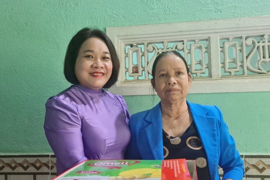 Trưởng ban Tuyên giáo và Dân vận Tỉnh ủy thăm, tặng quà gia đình chính sách tại Tiên Phước