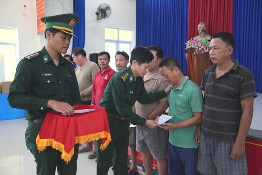 Thăm, động viên và hỗ trợ gia đình ngư dân ở Tam Quang gặp nạn trên biển