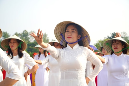 Hơn 1.500 hội viên phụ nữ đồng diễn dân vũ chào mừng 50 năm giải phóng Quảng Nam