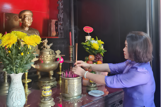 Trưởng ban Tuyên giáo và Dân vận Tỉnh ủy Quảng Nam dâng hương tưởng niệm cụ Huỳnh Thúc Kháng