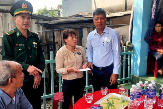 Lãnh đạo tỉnh thăm hỏi, động viên gia đình các ngư dân gặp nạn trên biển