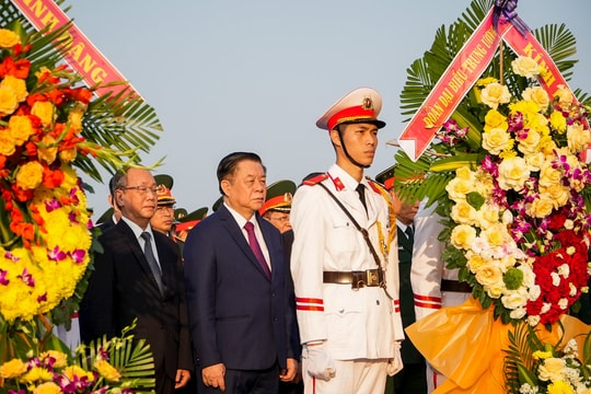 Trưởng ban Tuyên giáo và Dân vận Trung ương Nguyễn Trọng Nghĩa dâng hương các anh hùng liệt sĩ, Mẹ Việt Nam anh hùng tại Quảng Nam