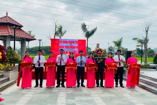 Bia chiến tích Trung đội nữ Lê Thị Hồng Gấm