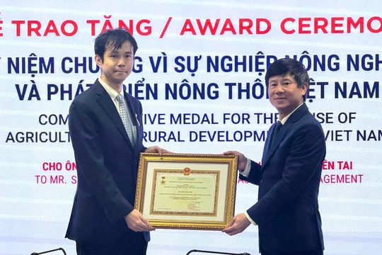 Cố vấn JICA nhận kỷ niệm chương “Vì sự nghiệp nông nghiệp và phát triển nông thôn Việt Nam”