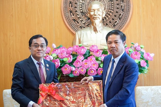 Đoàn đại biểu cấp cao tỉnh Sê Kông thăm, chúc mừng kỷ niệm 50 năm Ngày giải phóng tỉnh Quảng Nam