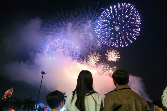 Người dân Quảng Nam háo hức xem pháo hoa mừng ngày giải phóng