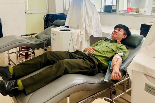 4 đoàn viên Công an Quảng Nam hiến máu cấp cứu bệnh nhân nguy kịch