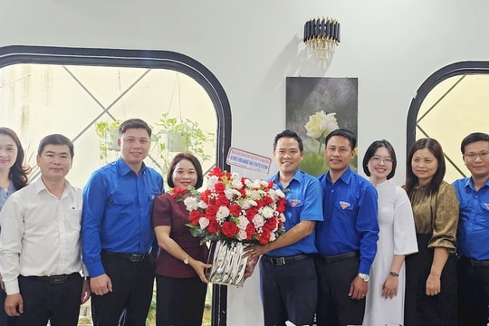 Trưởng ban Tuyên giáo và Dân vận Tỉnh ủy Huỳnh Thị Thùy Dung chúc mừng sinh nhật Đoàn