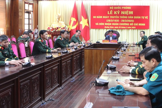 Lực lượng dân quân tự vệ đón nhận Huân chương Hồ Chí Minh