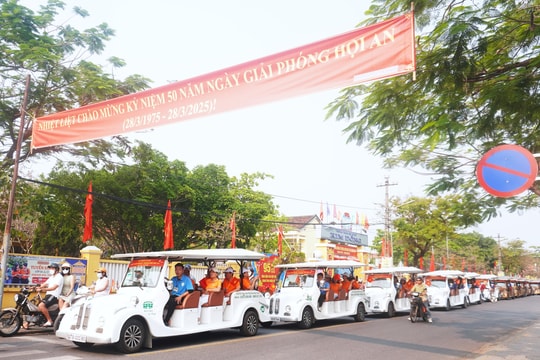 Diễu hành chào mừng kỷ niệm 50 năm giải phóng Hội An