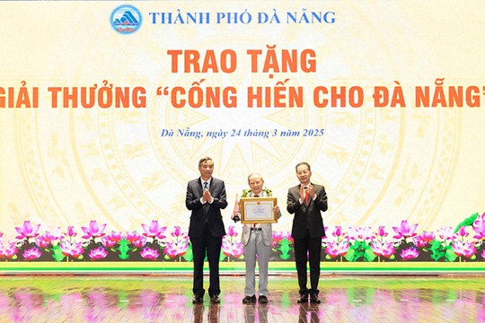 ‏Nhà giáo Lê Công Cơ nhận giải thưởng “Cống hiến cho Đà Nẵng”‏