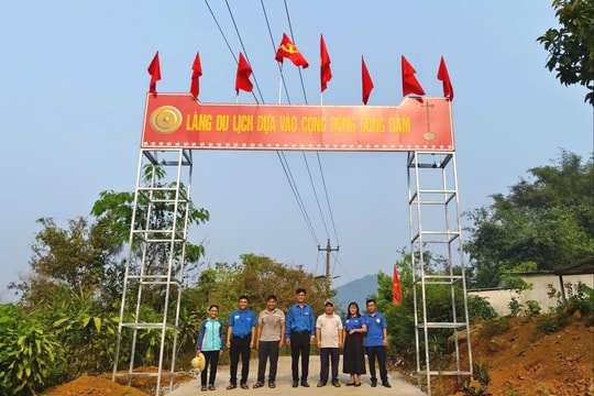 "Tái sinh" cổng trại thanh niên thành cổng chào khu du lịch cộng đồng miền núi