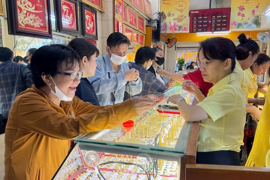 Giá vàng hôm nay 31/3/2025: Giá vàng trong nước và thế giới dự đoán tăng lên kỷ lục mới