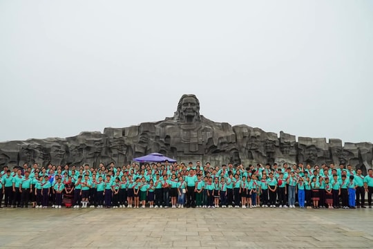 Đoàn đại biểu dự Đại hội Cháu ngoan Bác Hồ tỉnh Quảng Nam báo công dâng Bác