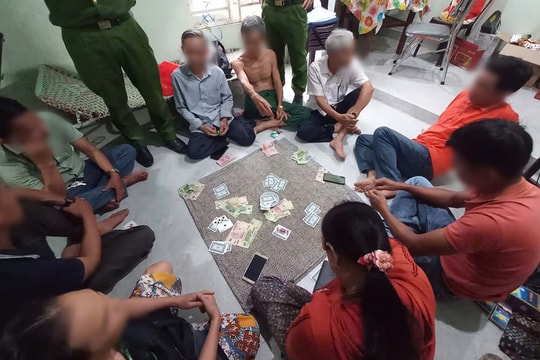 Công an xã Quế Long bắt quả tang vụ đánh bạc trái phép