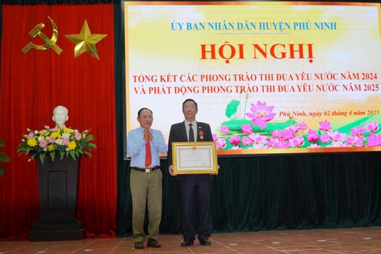 Trưởng ban Tổ chức Huyện ủy Phú Ninh được tặng Huân chương Lao động hạng Ba
