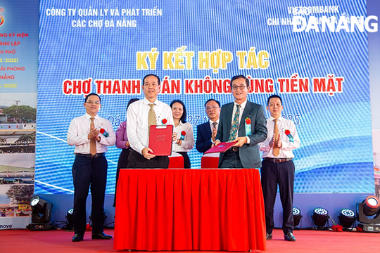 Vietcombank Nam Đà Nẵng và Công ty quản lý và phát triển các chợ hợp tác thanh toán không dùng tiền mặt