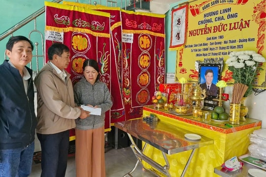 Hội Chữ thập đỏ huyện Núi Thành thăm các gia đình ngư dân gặp nạn trên biển