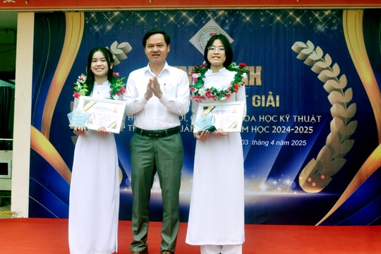 Trường THPT Huỳnh Ngọc Huệ khen thưởng học sinh đoạt giải kỳ thi học sinh giỏi tỉnh Quảng Nam