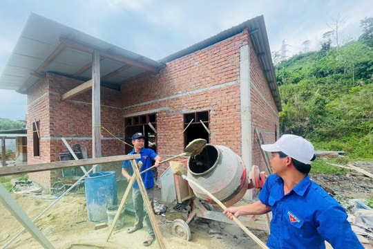 Bàn giao công trình thanh niên "Mái ấm vùng cao"