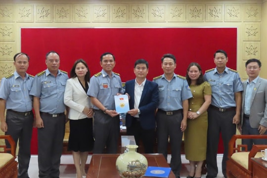 Thăm hỏi, động viên các lực lượng hỗ trợ ngư dân huyện Núi Thành gặp nạn trên biển