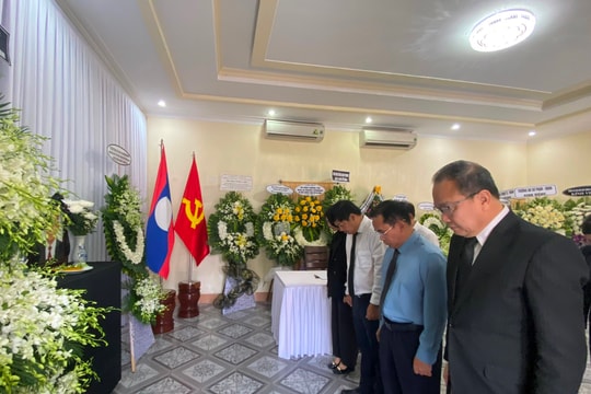 Bí thư Tỉnh ủy Lương Nguyễn Minh Triết viếng cố Chủ tịch nước Lào Khamtai Siphandone tại TP.Đà Nẵng