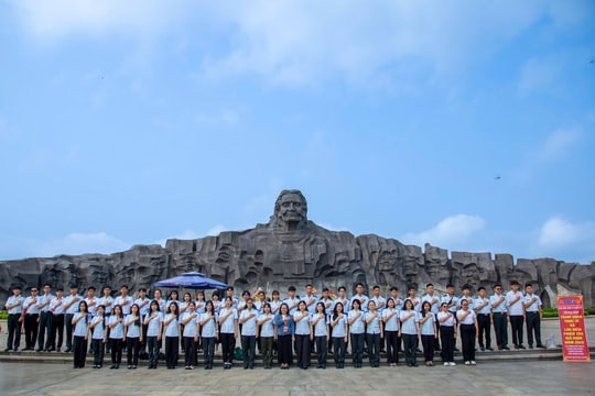 Sinh viên Phân hiệu Học viện Hành chính và Quản trị công tại Quảng Nam về nguồn