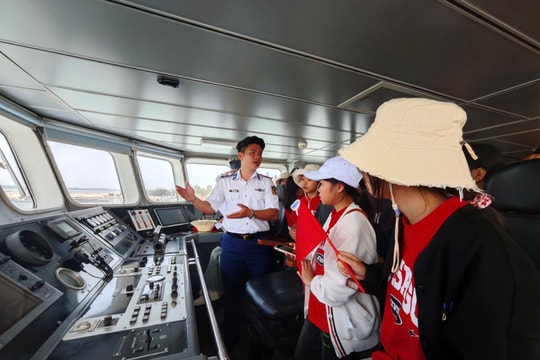 Khơi dậy tình yêu biển đảo qua chuyến trải nghiệm tại Hải đoàn 21