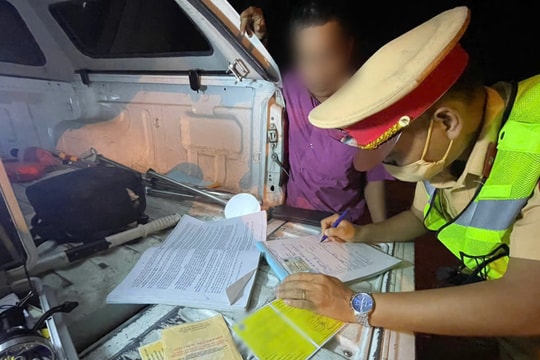 Xử phạt xe khách 16 chỗ nhồi nhét hành khách