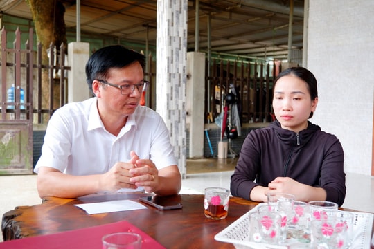 Thăm, tặng quà gia đình có thân nhân bị tai nạn lao động ở Phước Sơn