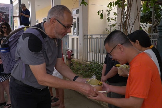 Khách Tây chia sẻ trách nhiệm với cộng đồng