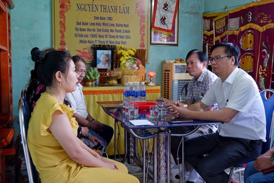 Tặng quà cho thân nhân các lao động tử vong tại Núi Thành, Hiệp Đức