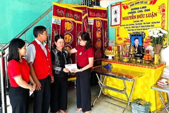 Hội Chữ thập đỏ tỉnh Quảng Nam thăm, động viên các gia đình ngư dân gặp nạn trên biển