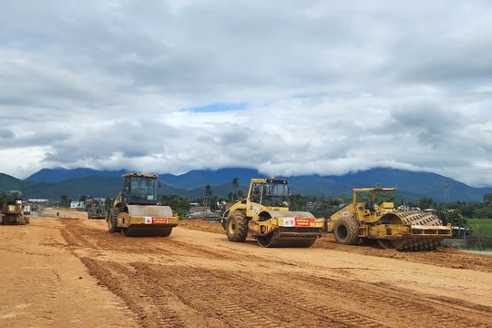 "Vượt nắng thắng mưa" trên cao tốc Hòa Liên - Túy Loan