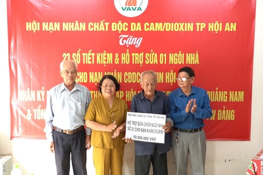 Trao 23 sổ tiết kiệm và hỗ trợ sửa nhà cho nạn nhân da cam tại Hội An