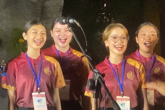 Các đoàn hợp xướng quốc tế biểu diễn giao lưu trong phố cổ