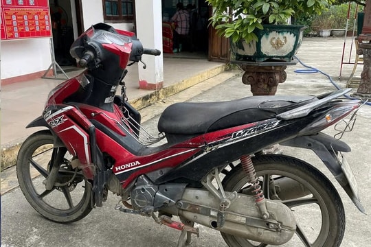 Lực lượng công an và người dân vây bắt đối tượng trộm xe máy ở Đại Lộc
