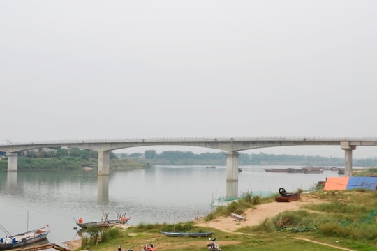 Hình hài cầu Văn Ly trên sông Thu Bồn